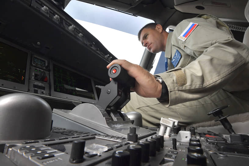 Кабина пилотов среднемагистрального пассажирского самолета МС-21-300