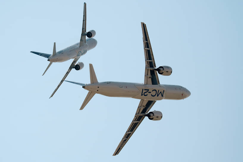 Cреднемагистральные пассажирские самолеты МС-21-310 (слева) и МС-21-300