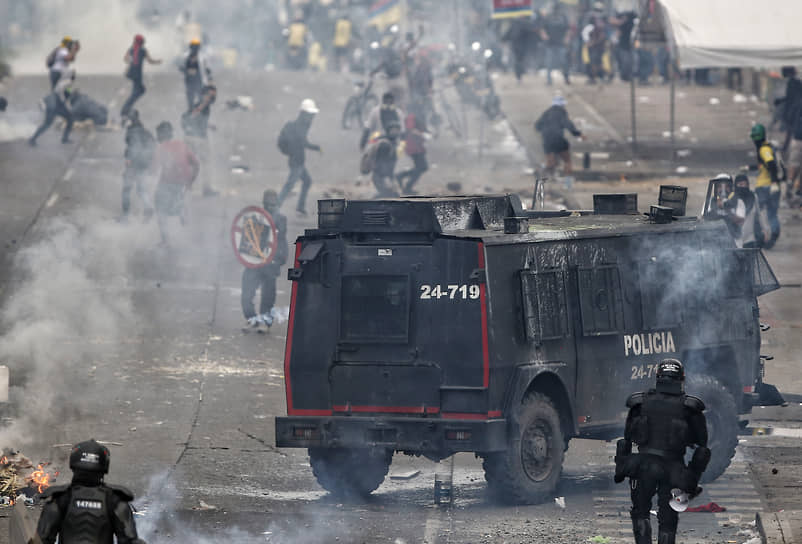 Кали, Колумбия. Столкновения демонстрантов с полицией во время антиправительственной акции протеста 