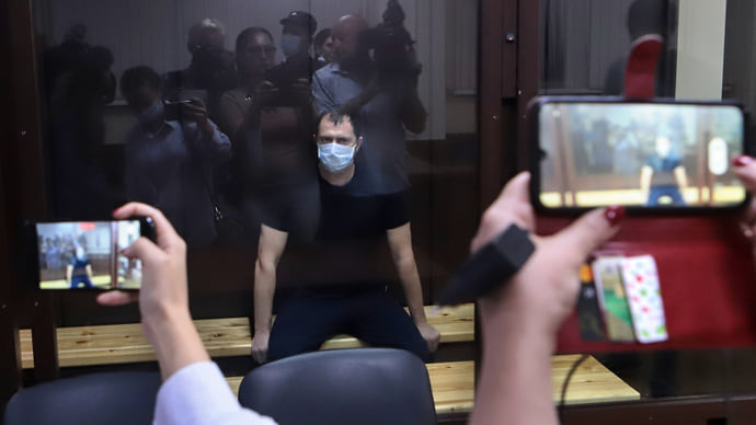 С золотого унитаза под стражу