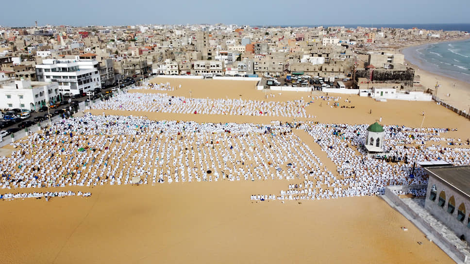 Дакар, Сенегал. Верующие мусульмане во время молитвы 