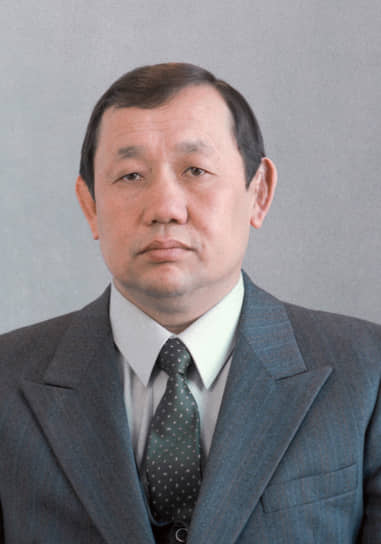 Джумгалбек Аманбаев
&lt;br>Первый секретарь ЦК Компартии Киргизии
&lt;br>Вошел в состав Политбюро 25 апреля 1991 года 
&lt;br>В 1992-м стал советником гендиректора Кыргызского pеспубликанского центра «Агробизнес». С 1993 по 1995 год был вице-премьером Киргизии. Умер 11 февраля 2005 года
