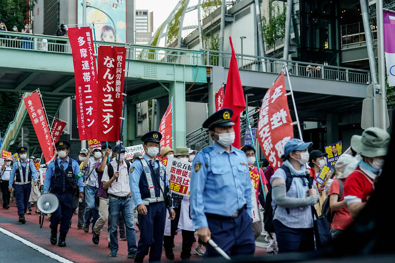 На улицах японской столицы на фоне открытия Олимпиады прошли демонстрации протестующих, которые требуют отменить проведение соревнований из-за пандемии коронавируса