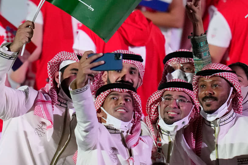 Спортсмены из Саудовской Аравии во время парада атлетов
