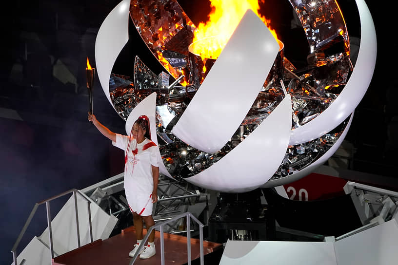 Японская теннисистка Наоми Осака зажгла олимпийский огонь