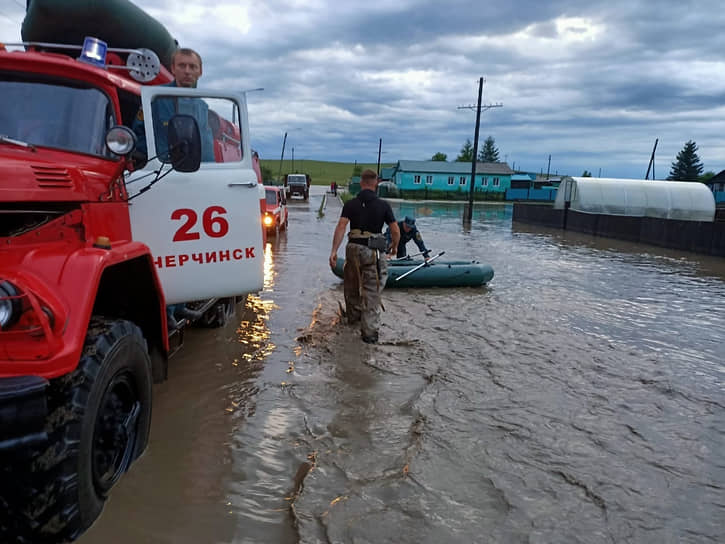 Спасатели МЧС на месте подтопления в селе Заречный