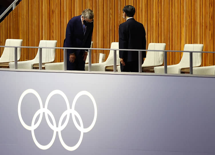 Президент Международного олимпийского комитета (МОК) Томас Бах (слева) и император Японии Нарухито