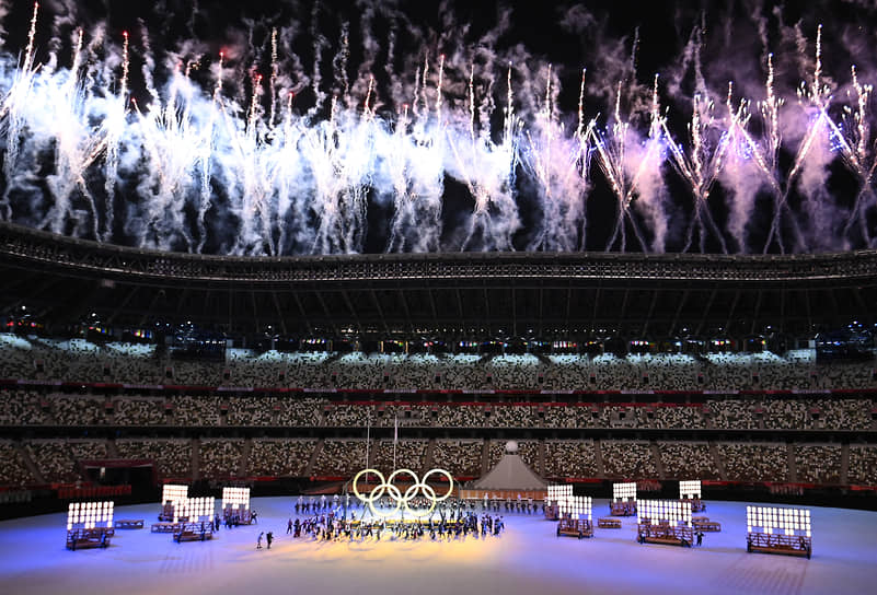 Фейерверк с олимпийскими кольцами во время церемонии открытия Игр