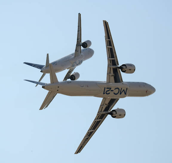 Жуковский, Россия. Российские среднемагистральные пассажирские самолеты МС-21-310 (справа) и МС-21-300 во время выступления на МАКС-2021  