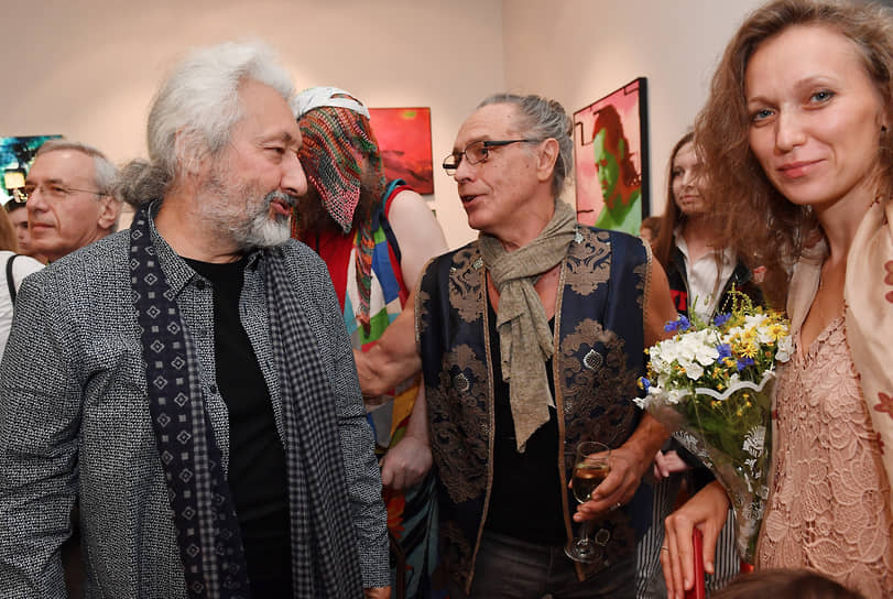 Музыкант, продюсер Стас Намин (слева) и музыкант Юрий Иванов (в центре) на церемонии открытия мультижанровой выставки в Московском музее современного искусства