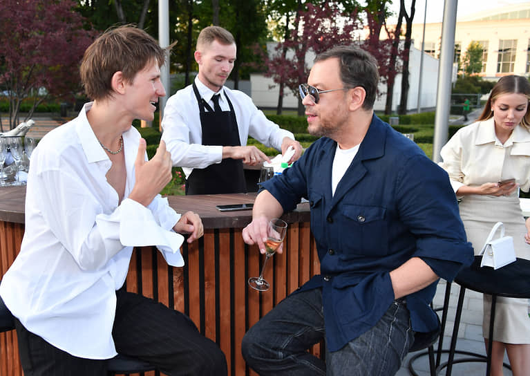 Фотограф Влад Зорин (слева) и дизайнер Игорь Чапурин на коктейле Vogue Senses в парке «Лужники»