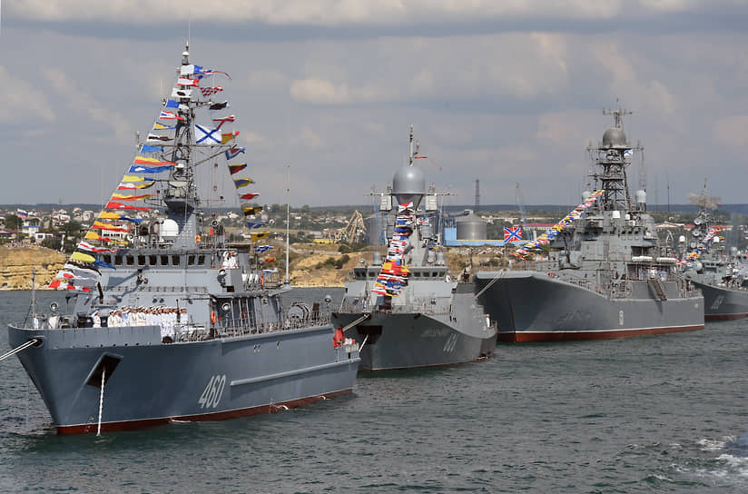 Слева направо: морской тральщик «Иван Антонов», малый ракетный корабль «Орехово-Зуево» и большой десантный корабль «Азов» на репетиции парада в Севастополе