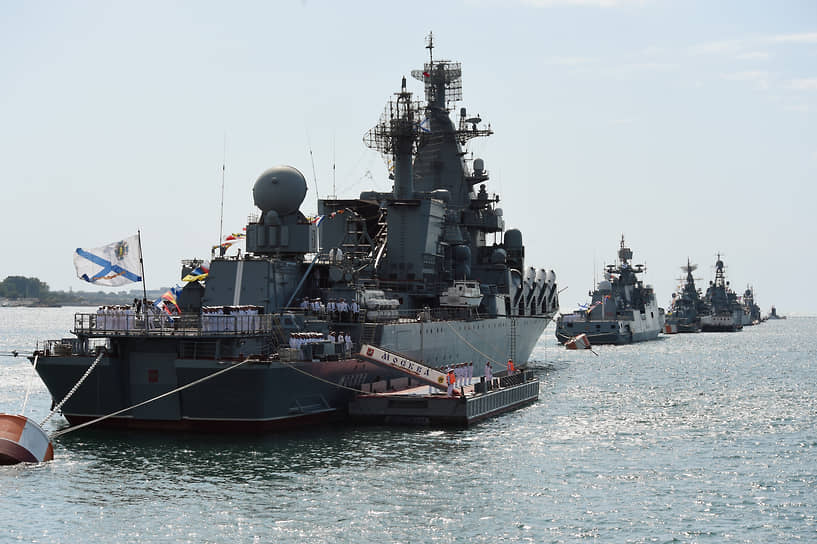 Флагман флота гвардейский ракетный крейсер «Москва» в Севастопольской бухте