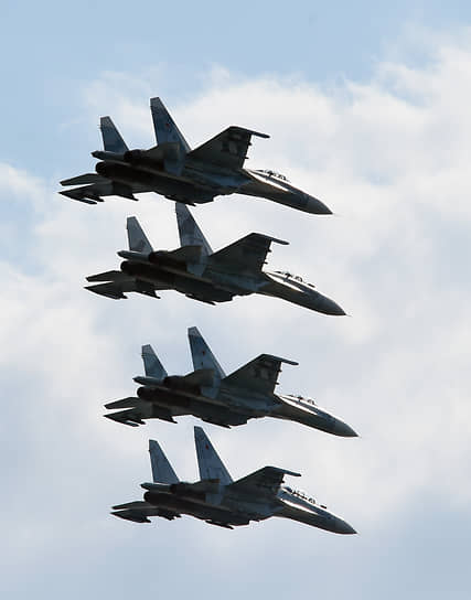Истребители-бомбардировщики Су-34 в небе над Севастополем