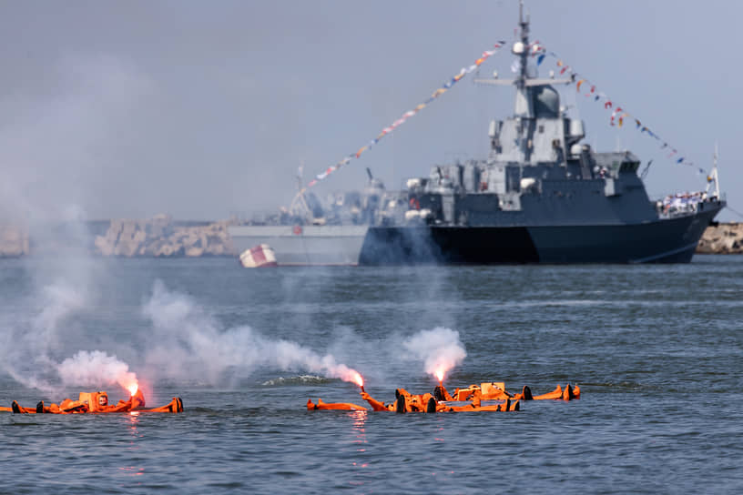 В акватории Калининградского залива были разыграны эпизоды по освобождению судна, оказанию помощи аварийному кораблю, задержанию условных нарушителей госграницы