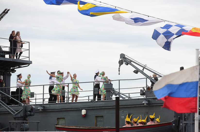 Театрализованное представление на палубе военного корабля во время парада в Санкт-Петербурге