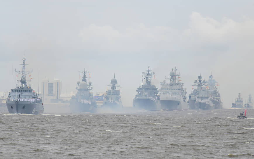 Корабли ВМФ России прошли парадным строем по Неве
