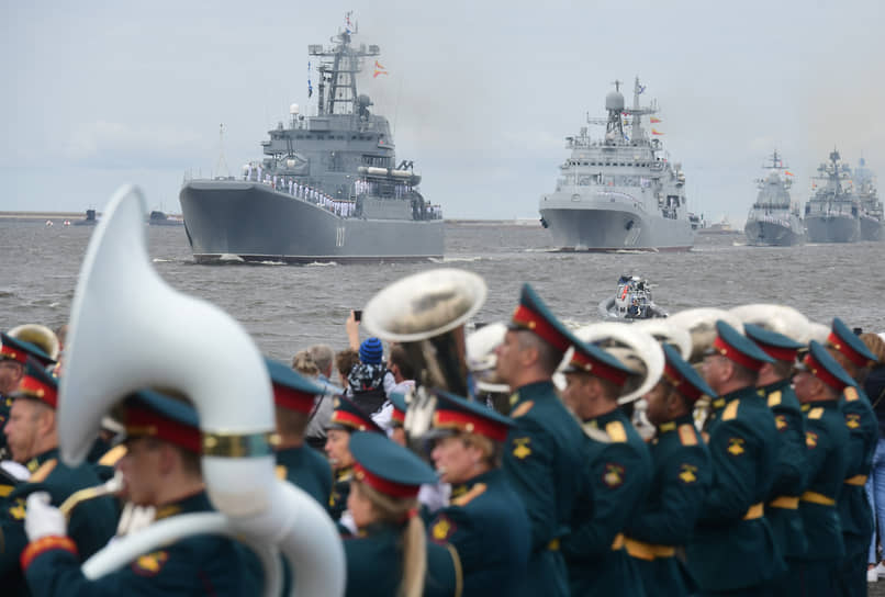 В параде в Санкт-Петербурге приняли участие более 50 боевых кораблей, подлодок, судов и катеров, 48 самолетов и более 4 тыс. военнослужащих