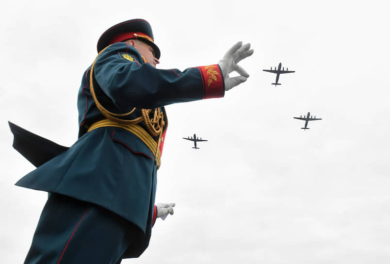 Дирижер военного оркестра во время парада в Санкт-Петербурге