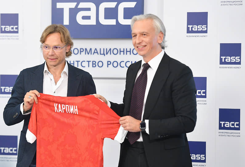 Новый главный тренер сборной России по футболу Валерий Карпин (слева) и президент РФС Александр Дюков
