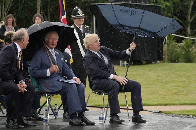 Стаффордшир, Великобритания. Принц Чарльз (в центре) и премьер-министр Борис Джонсон (справа) на открытии мемориала погибшим полицейским