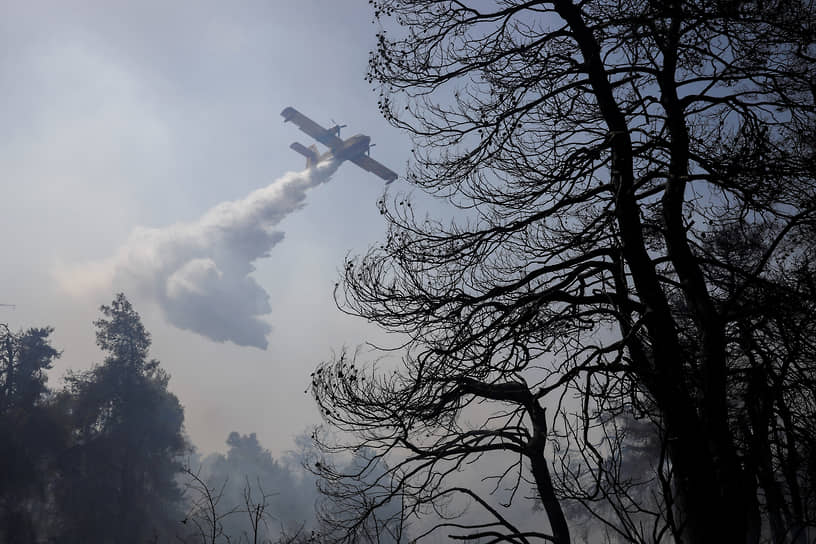 Родополи, Греция. Пожарный самолет в небе недалеко от Афин 
