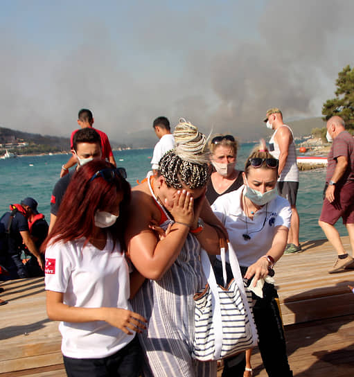 По данным CNN Turk, в Мармарисе несколько отелей начали эвакуировать постояльцев на фоне возгораний