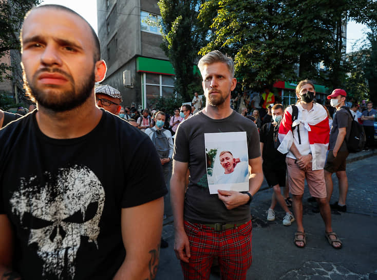 Активисты собрались у здания посольства Белоруссии в Киеве в связи со смертью Виталия Шишова