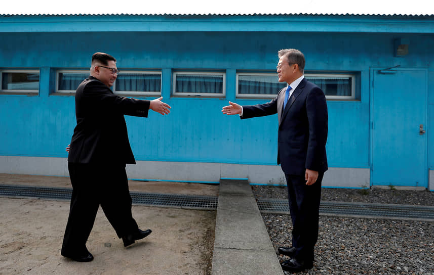 Председатель КНДР Ким Чен Ын (слева) и президент Южной Кореи Мун Чжэ Ин во время встречи в демилитаризованной зоне в 2018 году