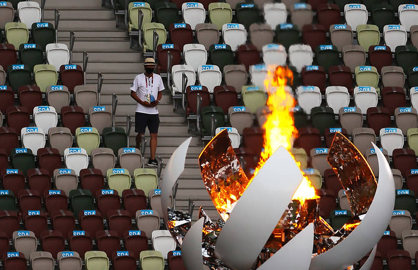 Олимпийский огонь был погашен под музыкальную композицию французского композитора Клода Дебюсси