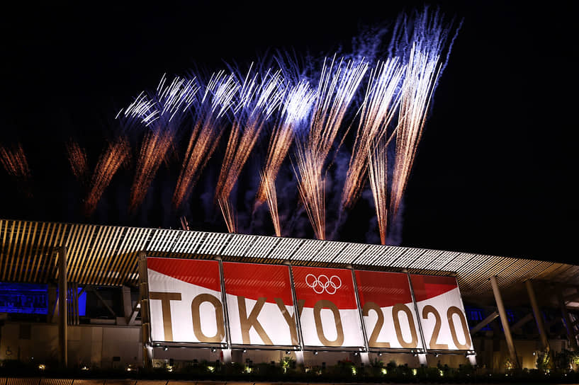 Фейерверк над стадионом во время церемонии закрытия Игр 