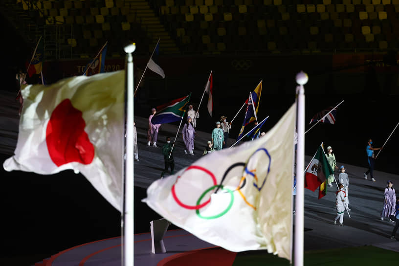 Японский и олимпийский флаги на стадионе