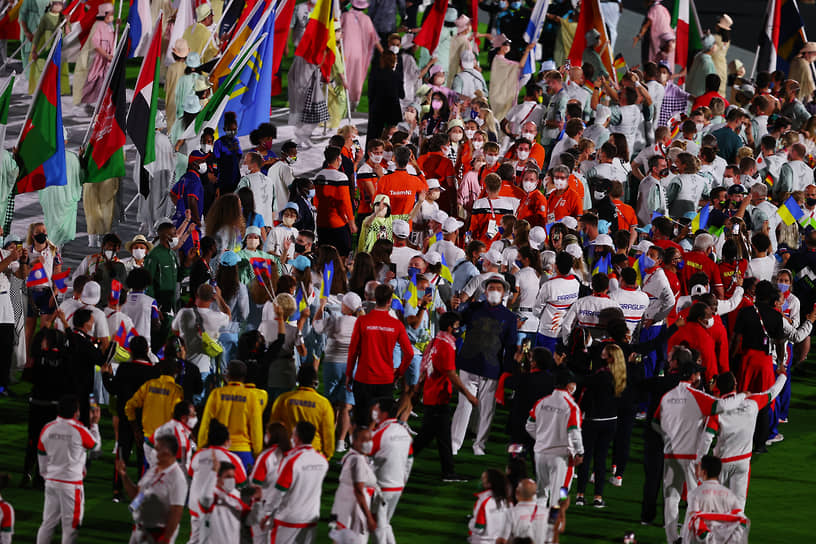 Парад спортсменов во время церемонии закрытия Игр