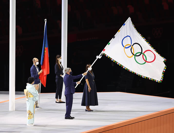 В конце церемонии глава Международного олимпийского комитета Томас Бах передал олимпийский флаг мэру Парижа Анн Идальго