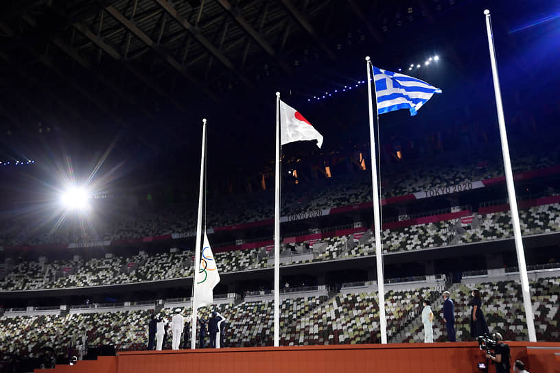 Олимпийский флаг был приспущен во время церемонии закрытия