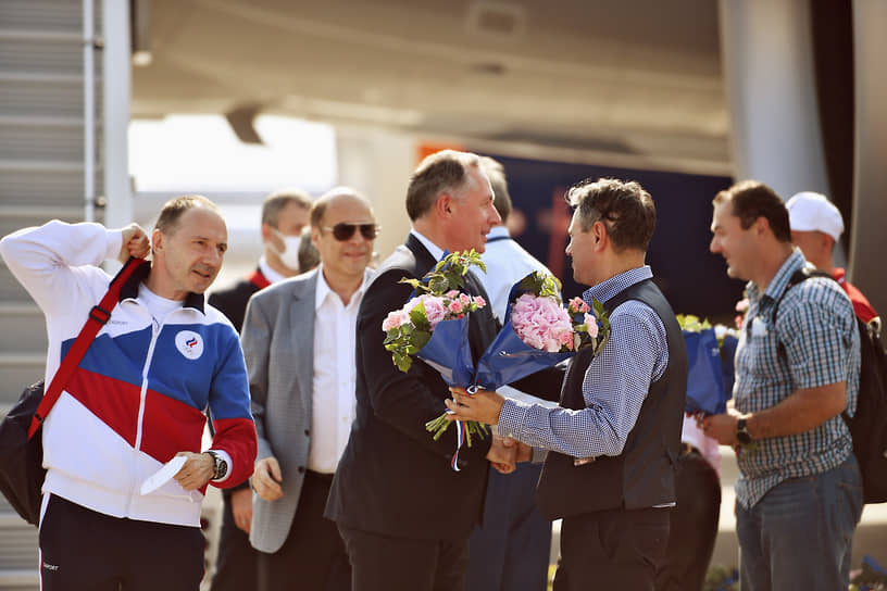 Президент ОКР Станислав Поздняков (в центре) во время встречи в аэропорту