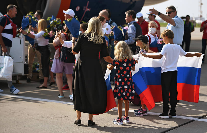 На родину вернулись мужская сборная по волейболу, женская команда по гандболу, команды по художественной гимнастике, синхронному плаванию и другие спортсмены