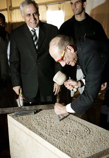 Премьер-министр Израиля Эхуд Ольмерт (справа) и президент Моше Кацав во время закладки камня для Национального кампуса археологии Израиля в Иерусалиме, 2006 год