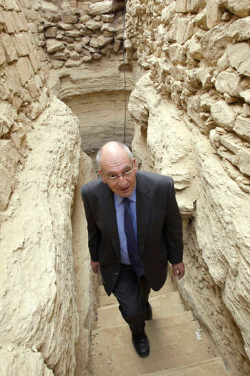 Президент Швейцарии Паскаль Кушпен на археологических раскопках пирамиды фараона Джосера в Египте, 2008 год