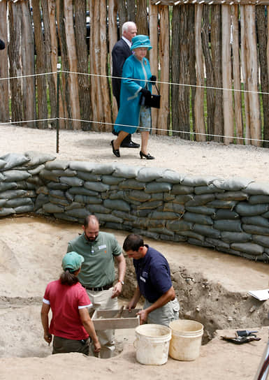 Королева Великобритании Елизавета II на археологических раскопках исторического поселения англичан в Джеймстауне, штат Вирджиния, 2007 год