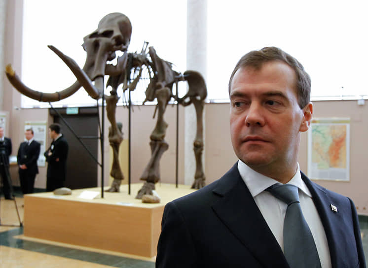 Президент РФ Дмитрий Медведев осматривает экспозицию в Музее археологии и этнографии в Уфе, 2011 год