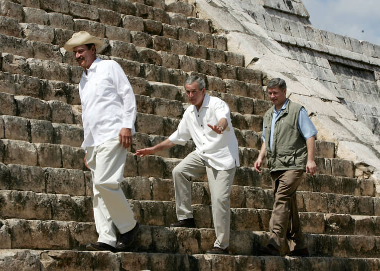 Слева направо: президент Мексики Висенте Фокс, президент США Джордж Буш-младший и премьер-министр Канады Стивен Харпер поднимаются на пирамиду Кукулькана на полуострове Юкатан, 2006 год