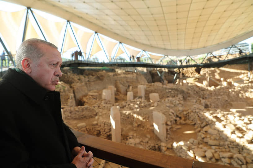 Президент Турции Реджеп Тайип Эрдоган во время посещения храмового комплекса Гебекли-Тепе. Он является древнейшим из крупных мегалитических сооружений в мире, возраст оценивается в 12 тыс. лет, 2019 год