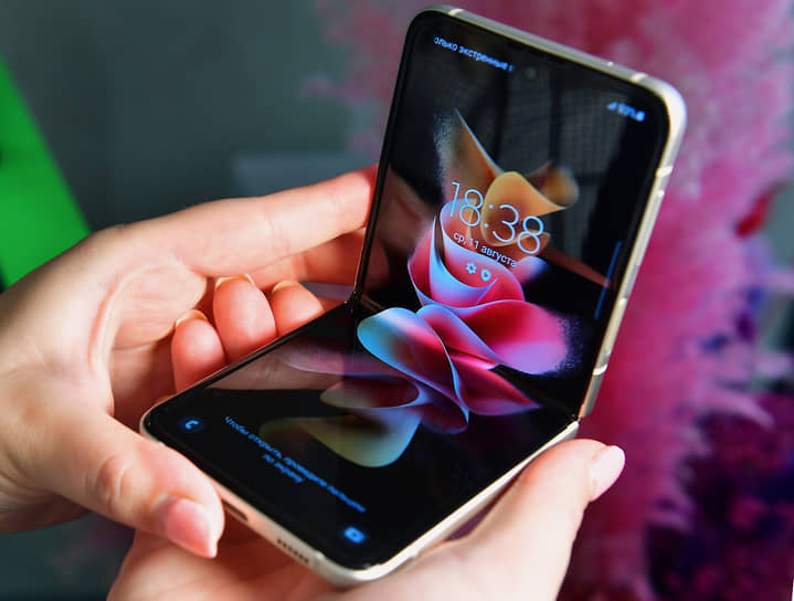 Galaxy Z Flip3 поступит в продажу в в бежевом, черном, лавандовом, зеленом, сером, розовом и белом корпусе по цене 89,9 тыс. руб. за устройство с 128 ГБ памяти, 94,9 тыс. руб. за версию с 256 ГБ