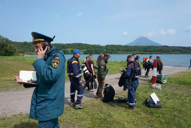 Спасатели во время поисковых работ на Курильском озере, где упал вертолет МИ-8