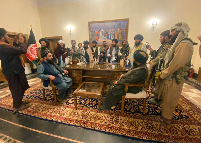 Утром 15 августа отряды террористического движения «Талибан» (запрещено в РФ) вошли в столицу Афганистана Кабул
&lt;br>На фото: талибы в президентском дворце