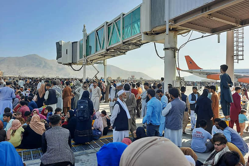 На фоне взятия столицы ряд стран эвакуируют своих граждан, а также граждан Афганистана. В аэропорту Кабула (на фото) скопились сотни желающих покинуть страну