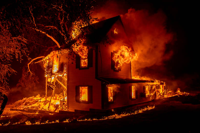 Джейнсвилл, Калифорния, США. Дом, сгоревший из-за лесного пожара 