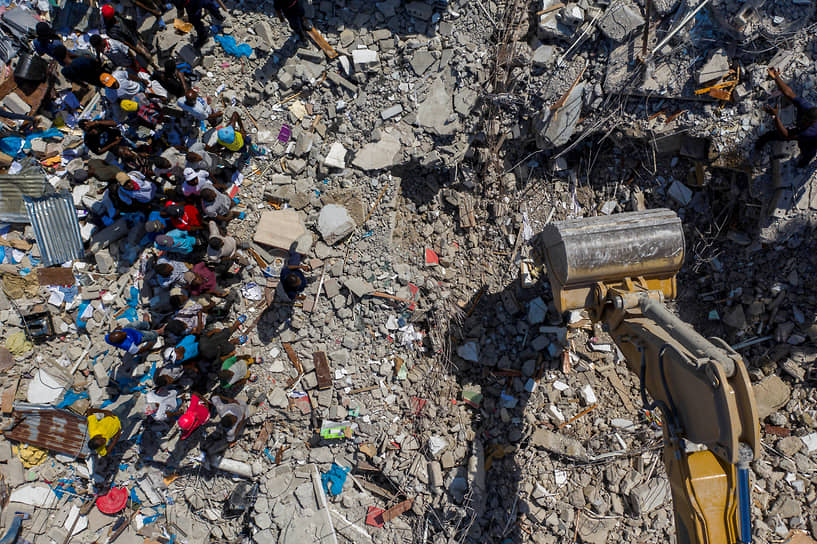 Ле-Ке, Гаити. Люди наблюдают за ликвидацией последствий землетрясения 
