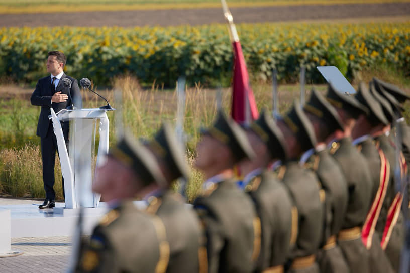 Президент Украины Владимир Зеленский принимает участие в торжествах по случаю Дня государственного флага
